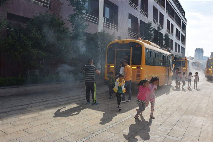 愉景新城小學舉行校車消防應急逃生演練