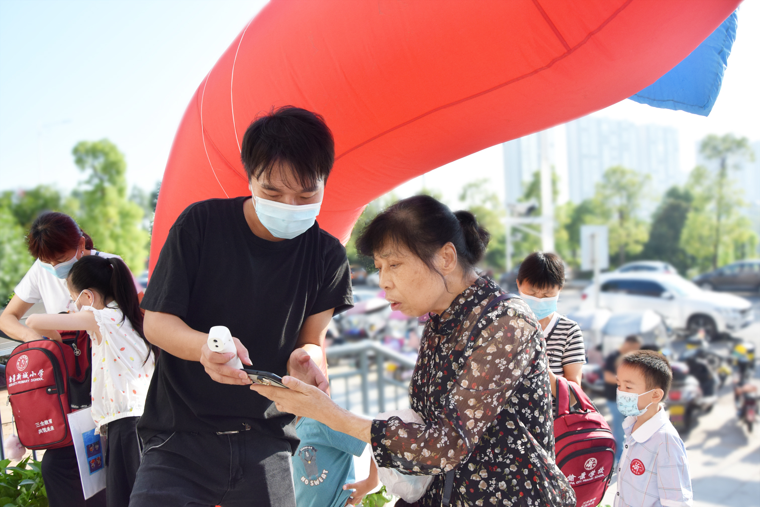 今天  是一個特別的日子  ——愉景學(xué)?！罢堻h放心 強(qiáng)國有我”主題開學(xué)日